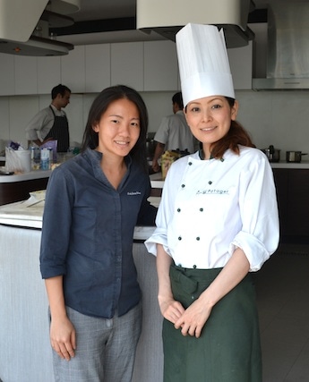 今回コラボレーションが実現したシンガポール人パティシエのジャニス・ウォンさん(左)と柿沢安耶さん