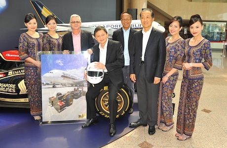 「F1シンガポールGP」のタイトルスポンサーに就任するシンガポール航空のGoh Choon Phong CEOら