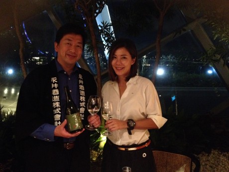 プライベートで参加した女優のコンスタンス・ソンさん(右)は、シンガポールの街場でタパスと日本酒を提供するバーのオーナーでもあるという