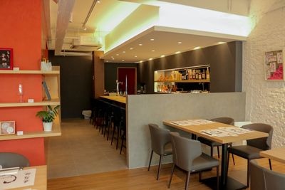 和のアートが飾られ、洗練された店内