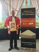 「ひとめぼれ」を持ってPRするJAいしのまき代表理事組合長の松川さん