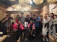 「KAMPAI!」と盛り上がる人々