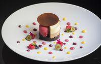 様々な質感のチョコレートを組み合わせた「Chocolate Decadence」