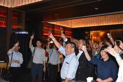 「乾杯」で盛り上がる会場