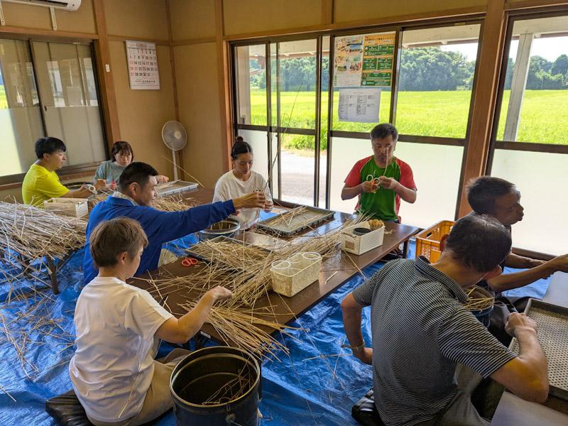 それぞれの工程に分かれ作業を進める利用者たち