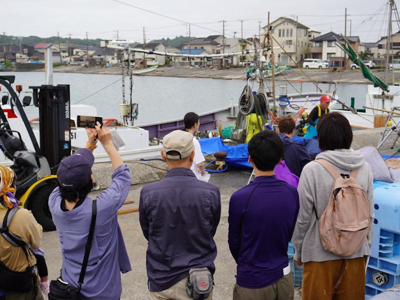 7月に初めて開催した時の様子。早朝の漁港に集まり仕事を見学した(写真提供=いすみ市地域おこし協力隊)