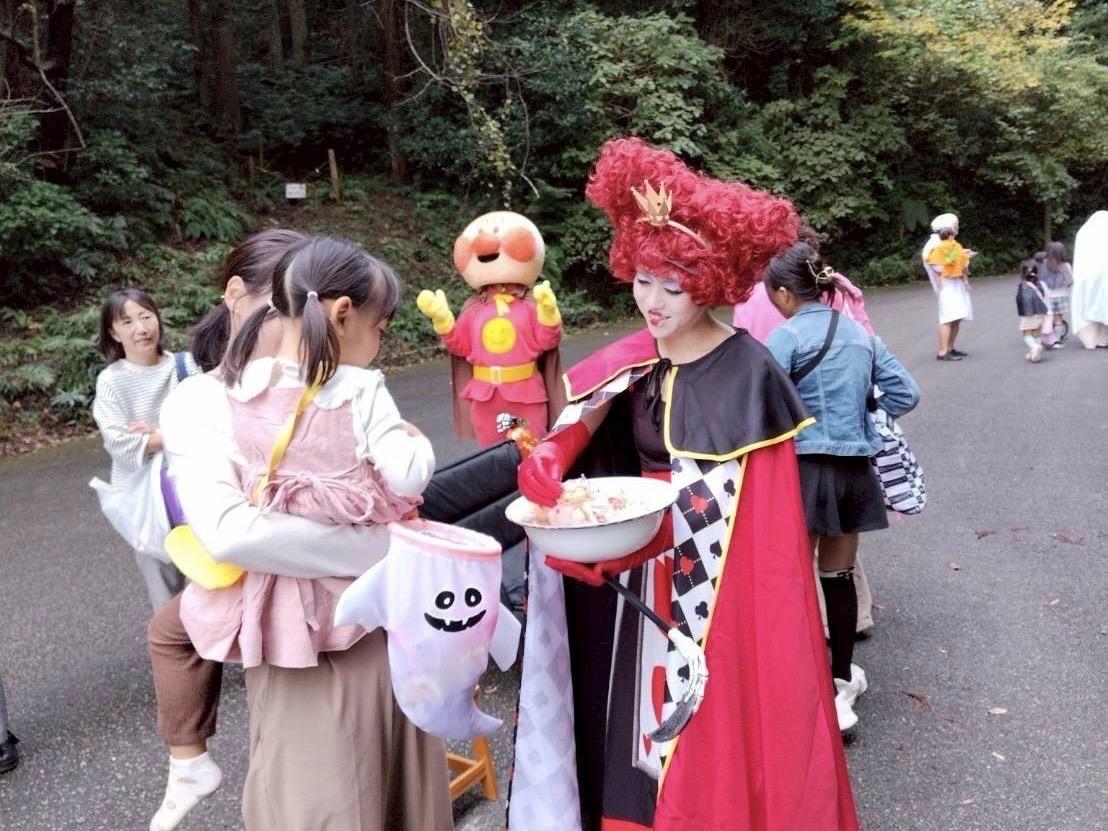 「トリックオアトリート」と声をかけ仮装した大人からお菓子をもらう子どもたち（写真提供＝New Neighbors）