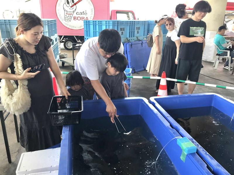 毎年8月、イセエビ漁の解禁に合わせて開かれる「港の朝市イセエビまつり」