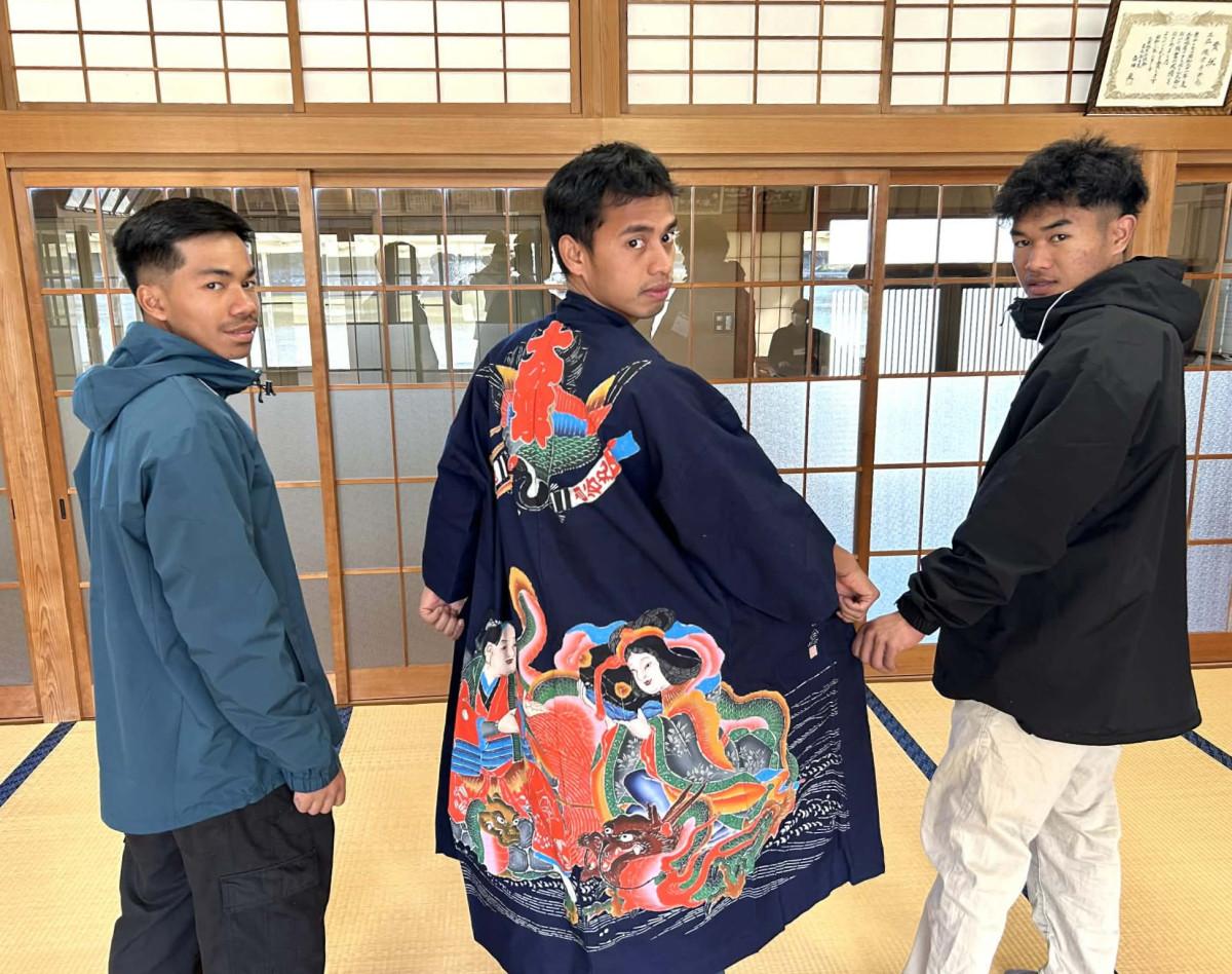 万祝を着るインドネシア人の参加者たち