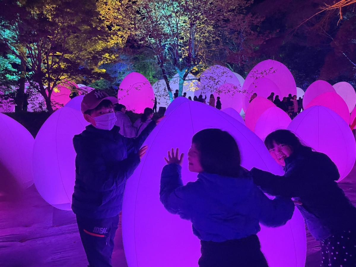 作品「自立しつつも呼応する生命の森」に触れ合う子どもたち（写真提供＝Yellow）