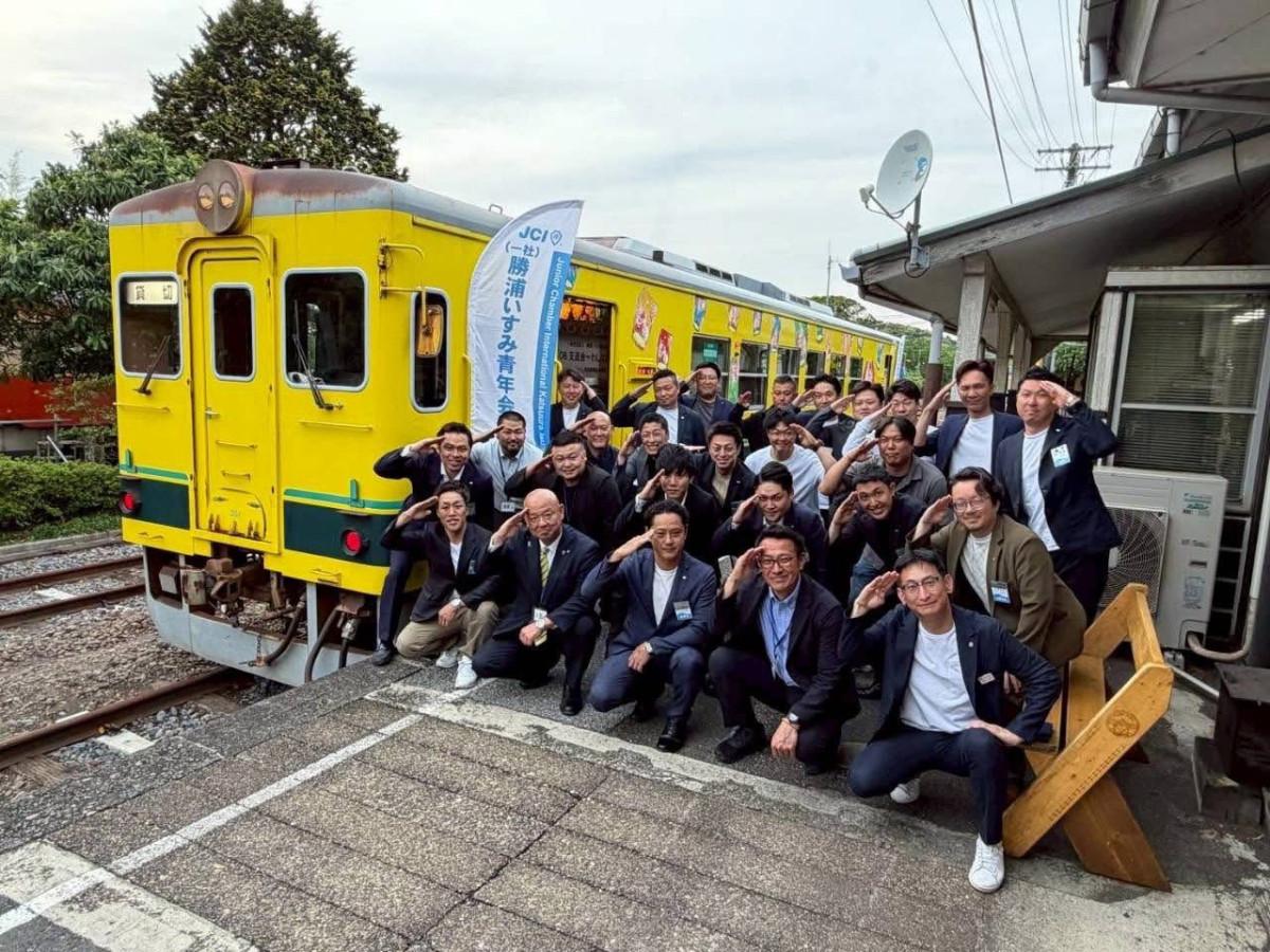 開催前に車両の前で記念撮影。鉄道会社らしく敬礼のポーズで