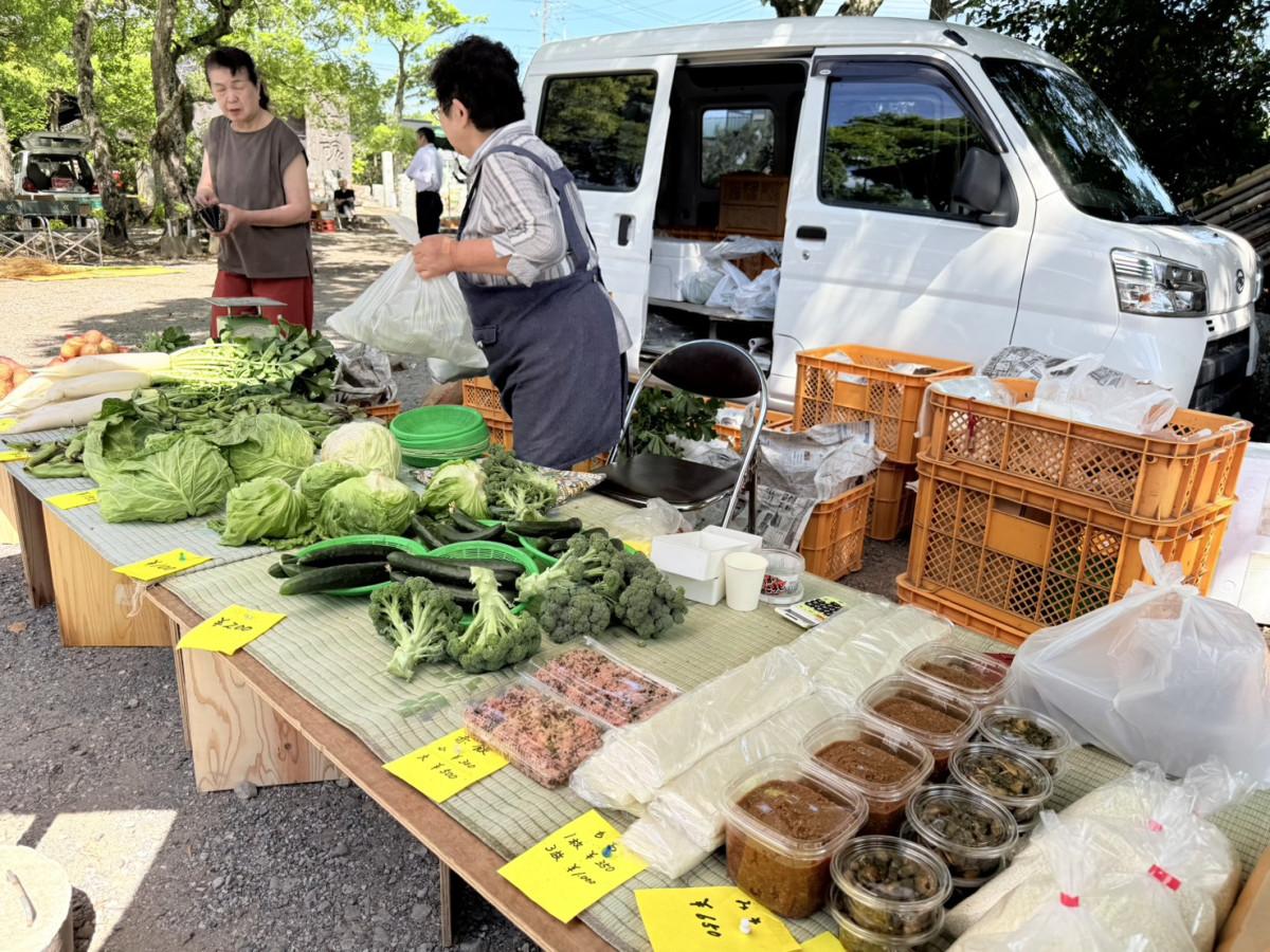 自ら育てた新鮮な野菜やしいたけ、餅、加工品などを生産者が直接販売する（写真提供＝Yellow）