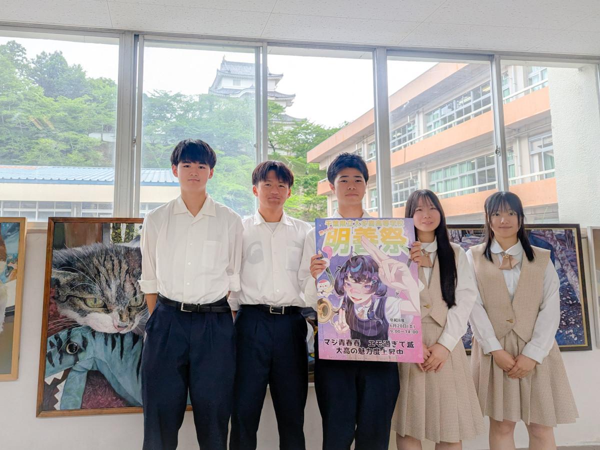 当日に向けて準備を進める実行委員会の生徒たち