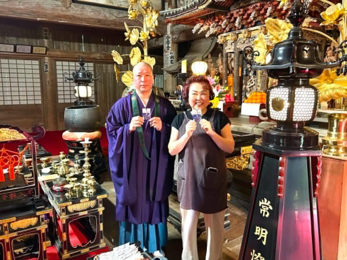 音羽山清水寺の井上周海住職と恵津子さん。今年は12年に1度の「午歳特別結縁巡礼」に当たる