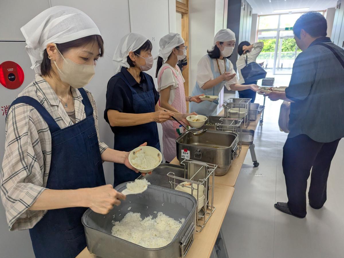 参加した保護者に給食を配膳する様子。今回は3年生の保護者を対象に実施