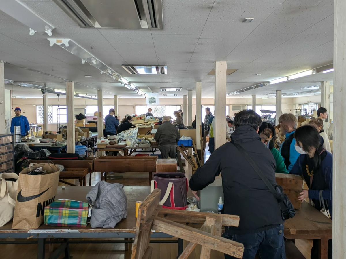 御宿の元縫製工場で開かれた「店仕舞いフリマ」の様子　