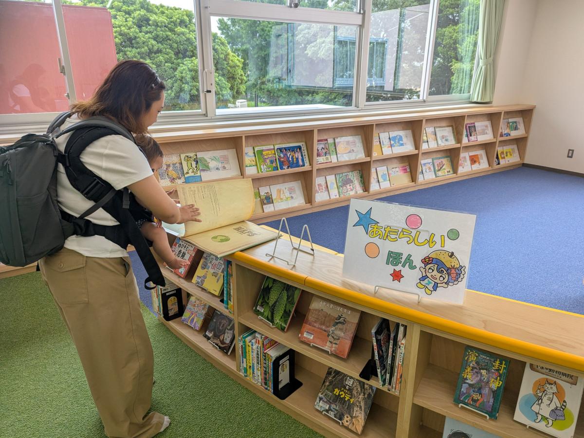 靴を脱いで利用する「児童図書の部屋」。授乳室を完備する