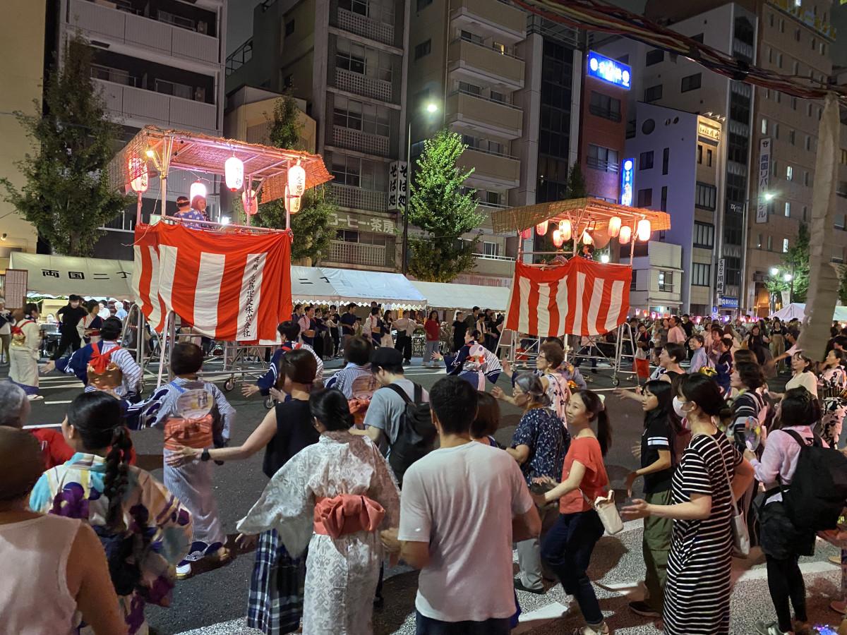 2機の櫓をを中心に踊りを楽しんだ
