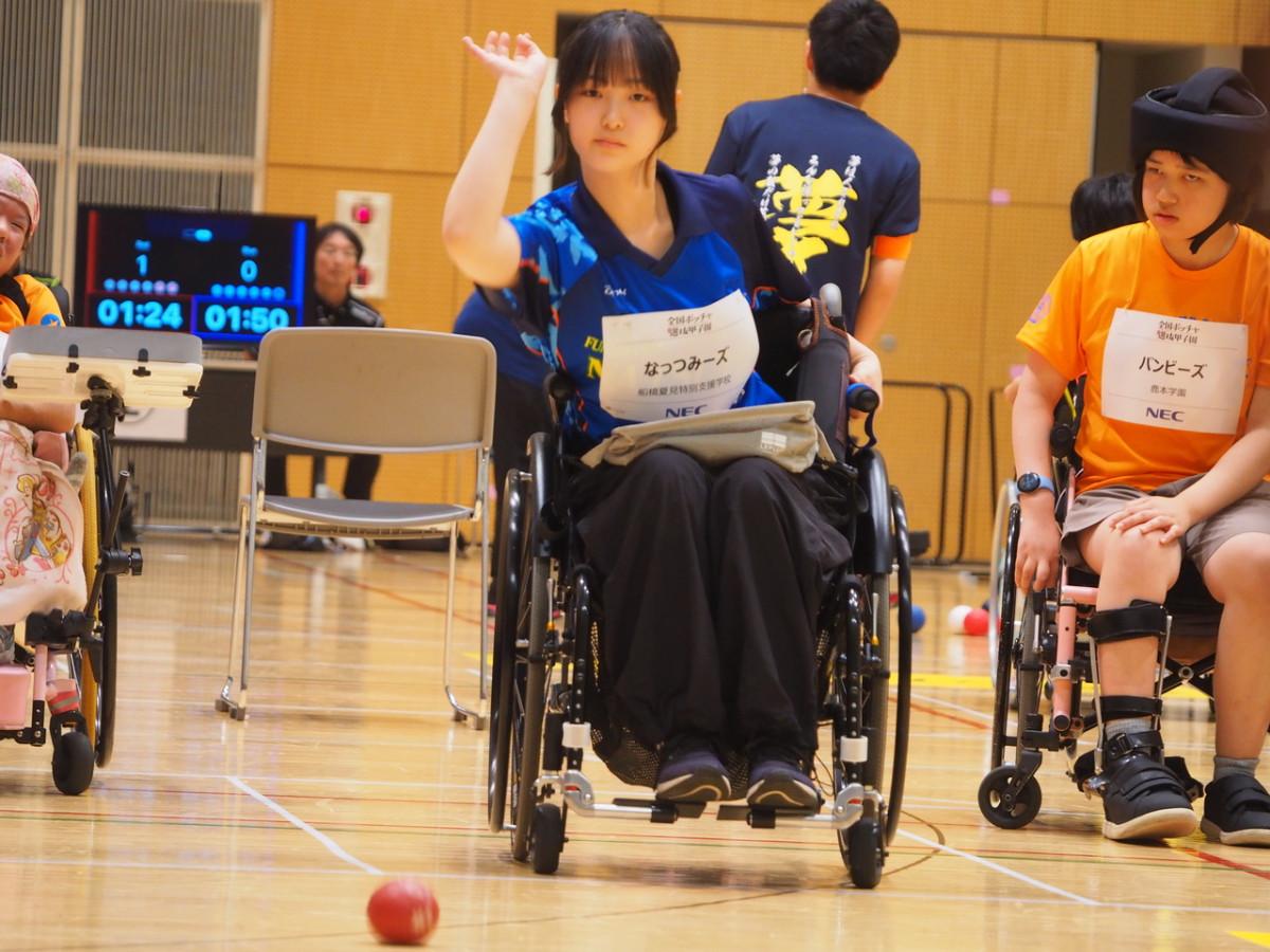ひがしんアリーナで行われた決勝トーナメントの様子。全国から集まった16校が、仲間とともに真剣勝負に挑んだ
