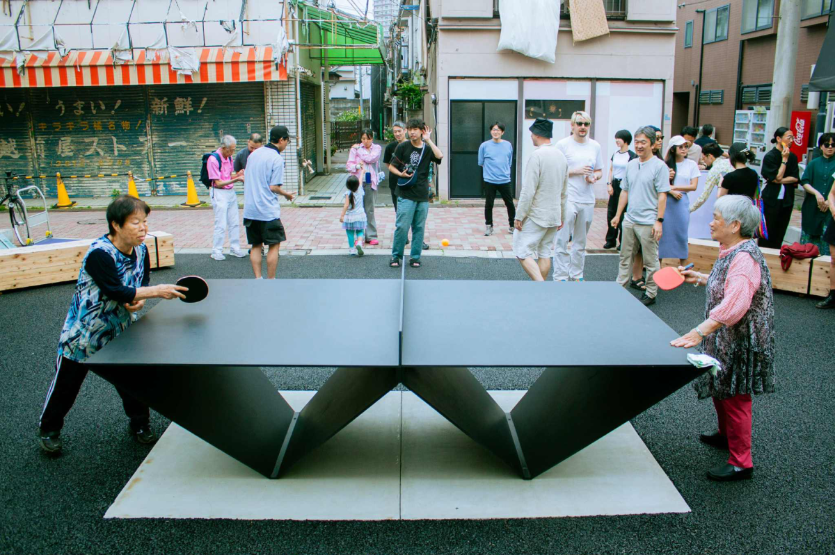 キラキラ橘商店街の「AKICHI+」に設置した屋外卓球台は多世代交流の場になっている
