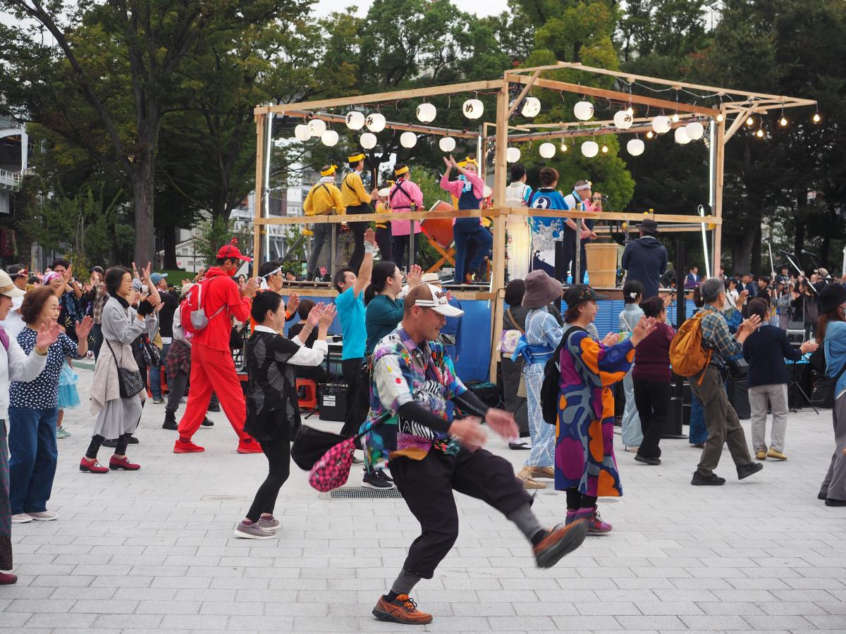 生演奏による盆踊り「すみゆめ踊行列」 耳なじみある音頭や全国各地の民謡を楽しみながら、来場者も輪に加わって踊ることができる