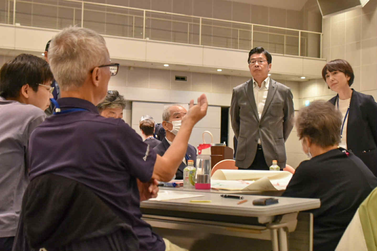 ワークショップでは山本亨区長に提案する場面も