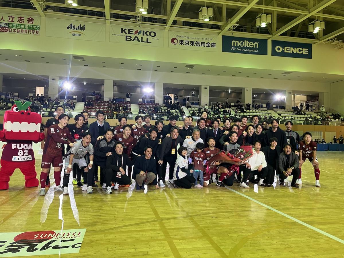 フウガドールの諸江剣語主将、星龍太選手、お祝いに集まった選手OBたちも一緒になって記念撮影（撮影＝大塚淳史）