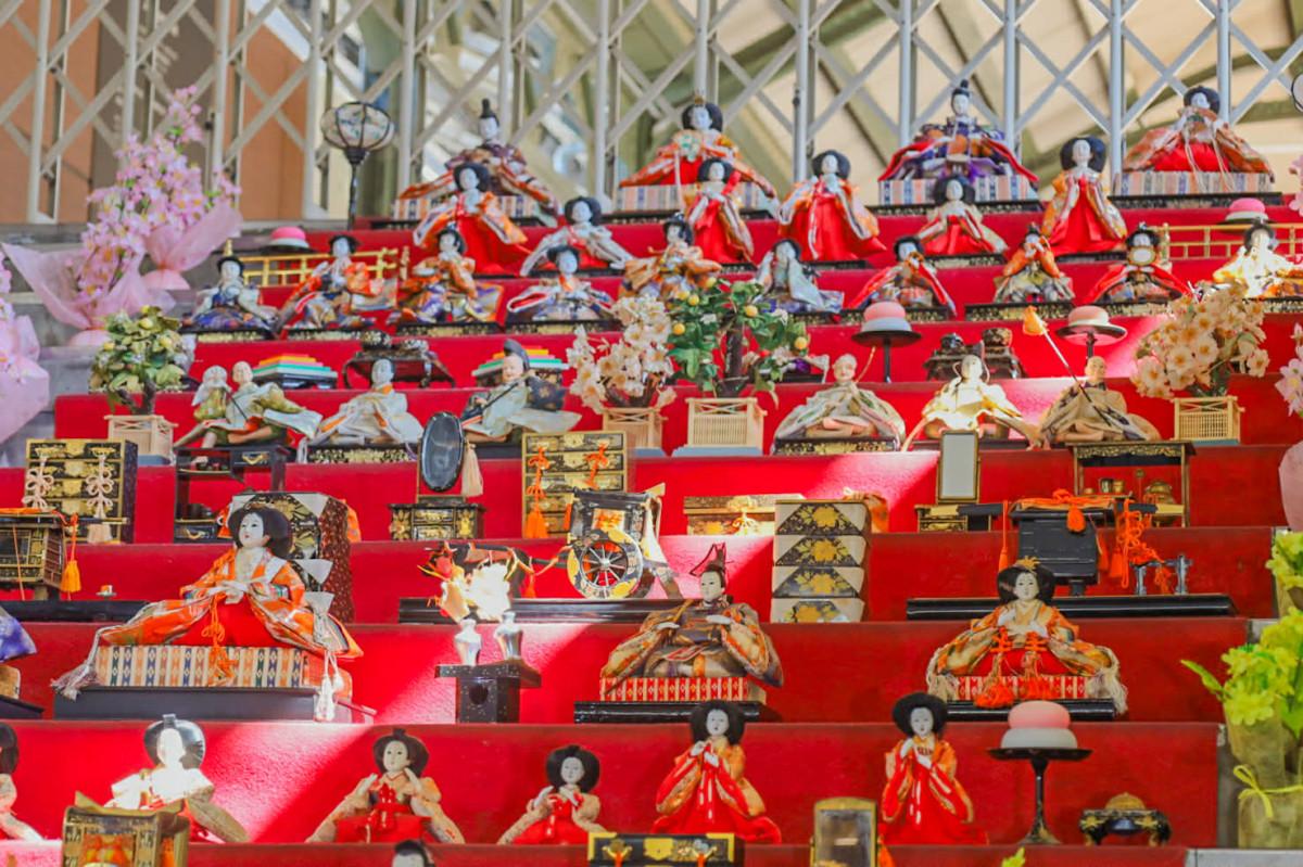 両国駅ステーションギャラリーの階段に展示されているひな人形