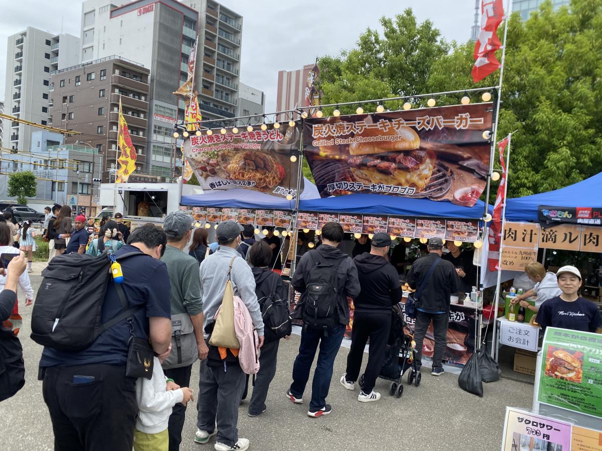 午前中から飲食ブースには行列も