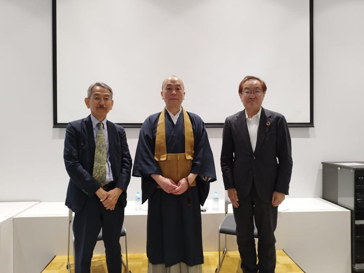 座談会に登壇した大久保純一館長、本多将敬住職、高野祐次さん（左から）
