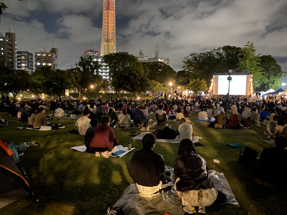 そよかぜひろばに大型スクリーンを設置し、同広場や芝生広場で映画を鑑賞する