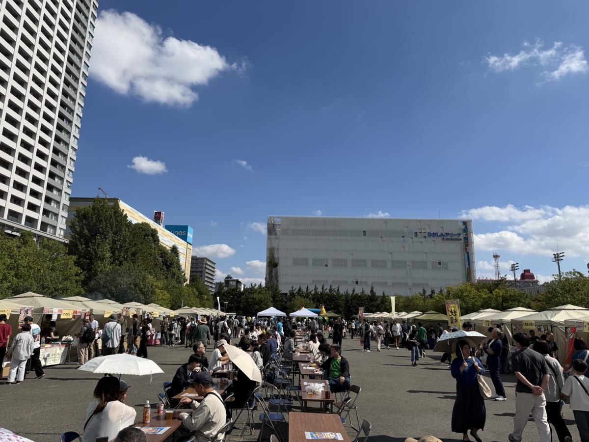 秋晴れの下、食事や買い物を楽しむ来場者