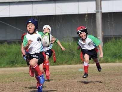 タグラグビーを楽しむ子どもたち