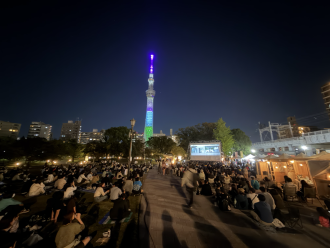 隅田公園で「パークシネマ」開幕　芝生広場と屋台にぎわう
