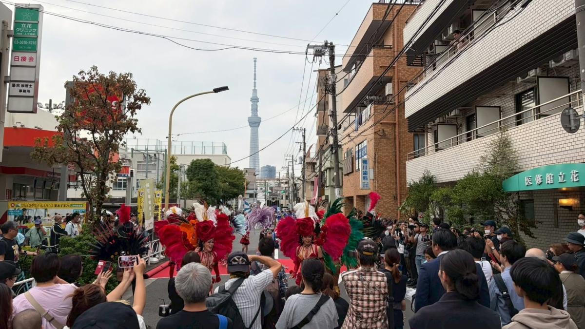 あづまテラスで行われたサンバパレード（過去開催時）