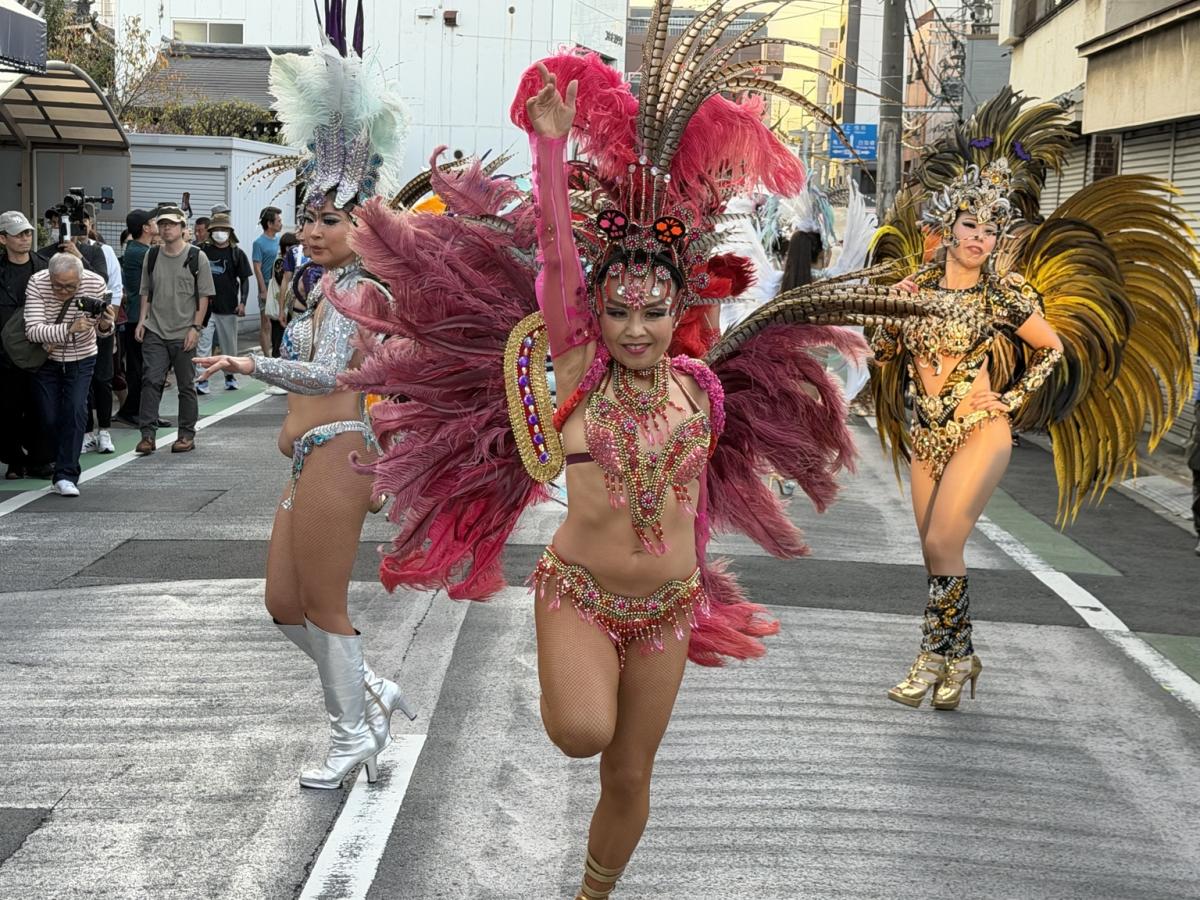 沿道の観客を前に踊りを披露する「仲見世バルバロス」のダンサー