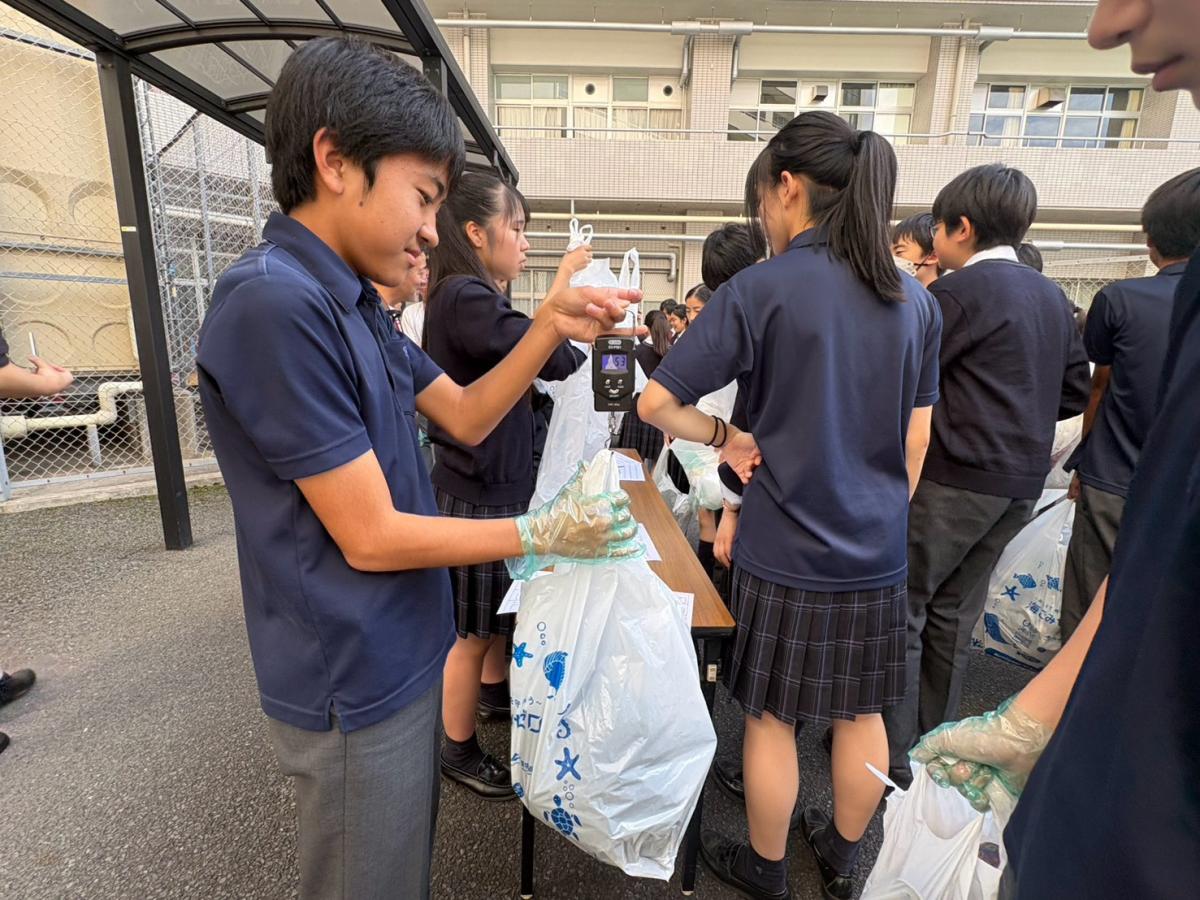 「スポGOMI」に参加した安田学園中学校の生徒