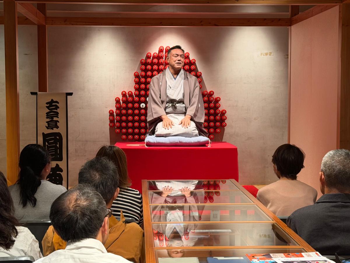 「IKIJI寄席」で落語を披露する古今亭圓菊さん