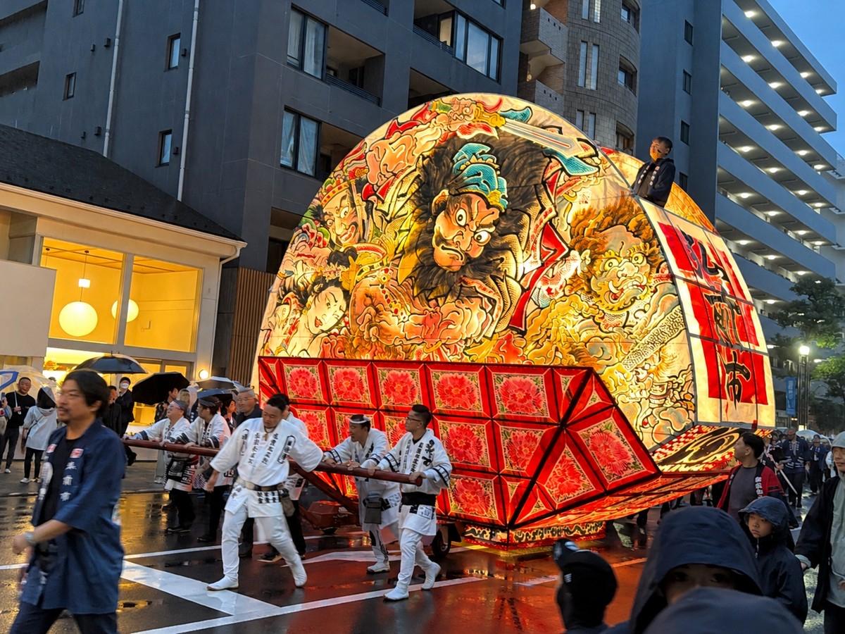 小雨の北斎通りを練り歩く弘前ねぷた
