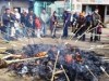 押上公園で「どんど焼き」、焼いた餅に子どもたちも歓声