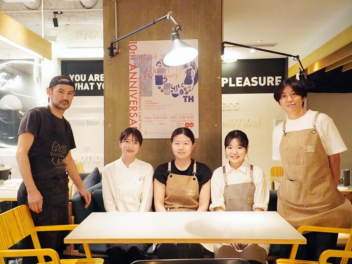 店長の四方文さん(右端)