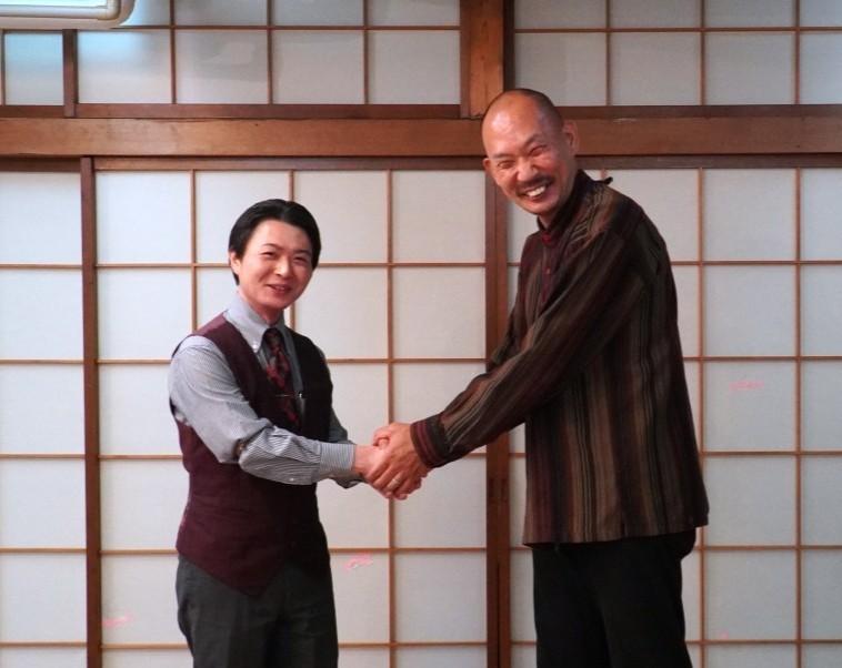 高田馬場地域交流館の富永和宏館長（右）と区立鶴巻図書館の廣谷健太郎副館長