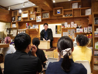 こはぜ珈琲早稲田店が講釈場に　神田松麻呂さんを迎えて講談会