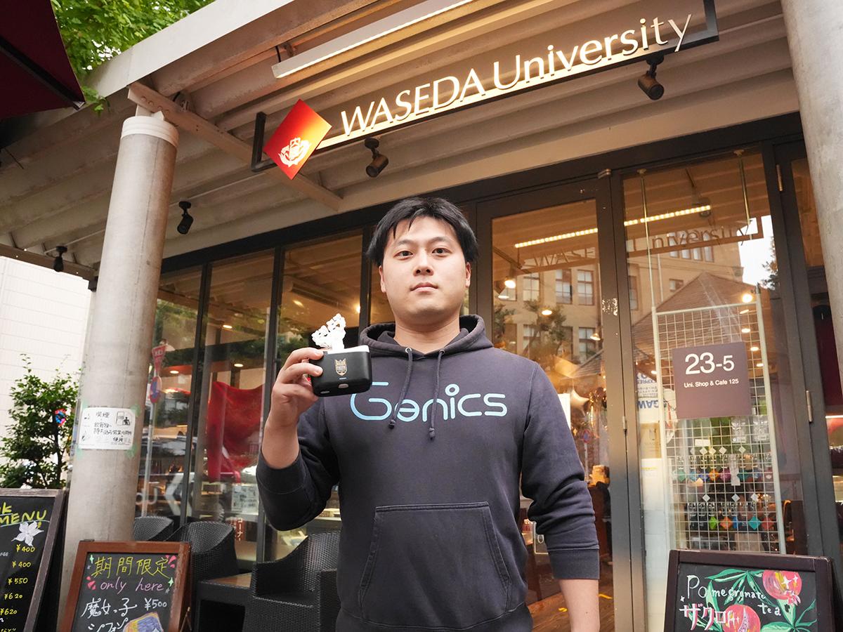 早大オフィシャルグッズのショップ「Uni.Shop125」前に立つ「Genics」の栄田源社長