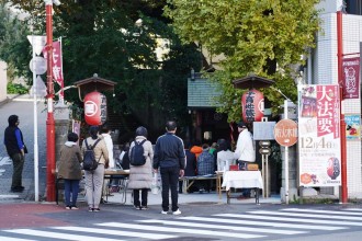 西早稲田の「源兵衛子育地蔵尊」で3年に1度の大法要 縁起物の「ゼイタク煎餅」も