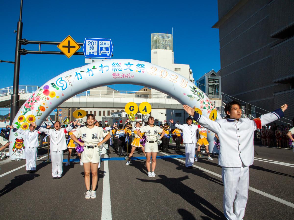 7月26日、「水城通り」で行われたパレードで演舞を披露する尽誠学園高校応援団部員ら