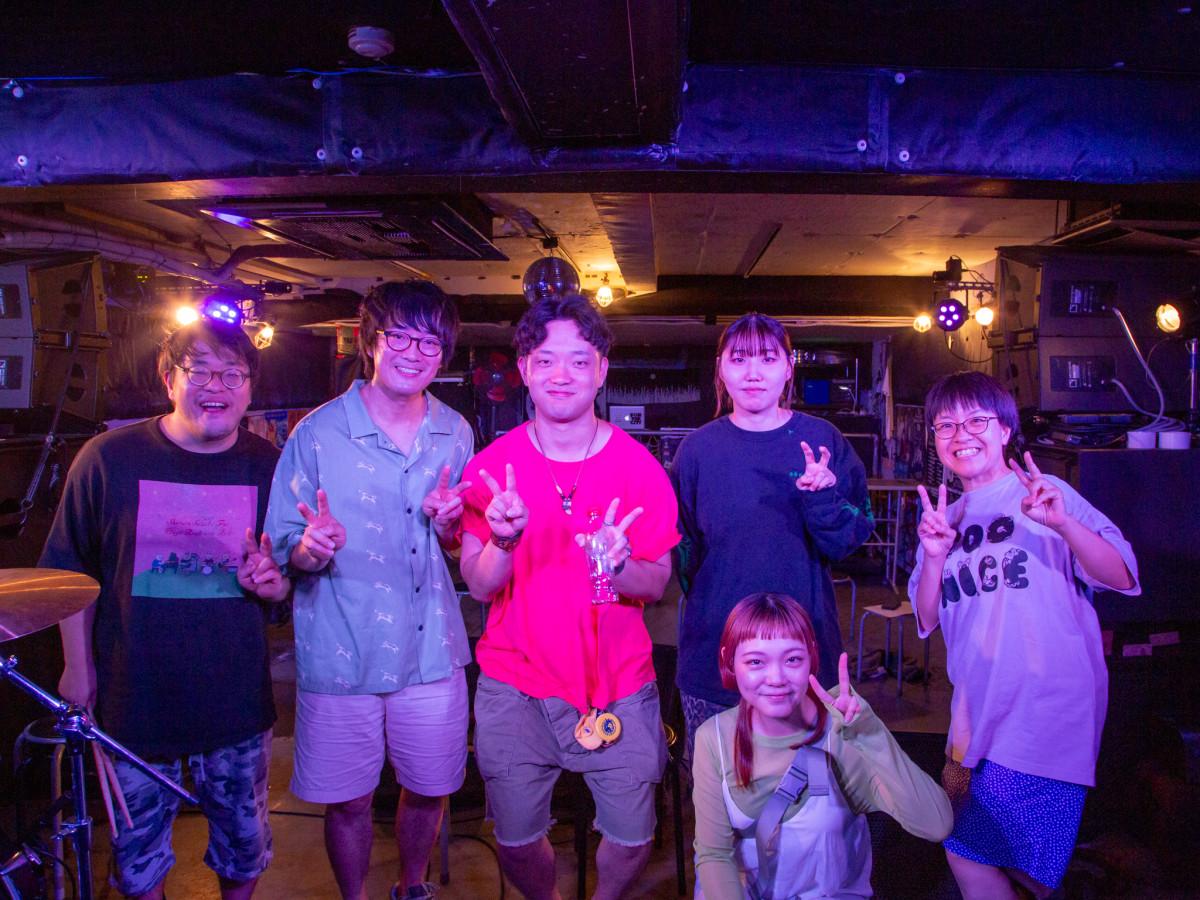 ライブハウス体験の参加者や出演アーティストら。右端が主催の「どぜうごっこ」さん