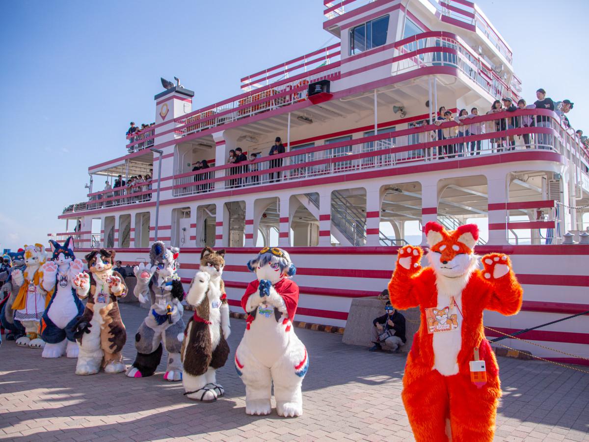 高松からの来島者を歓迎する着ぐるみ姿の参加者ら