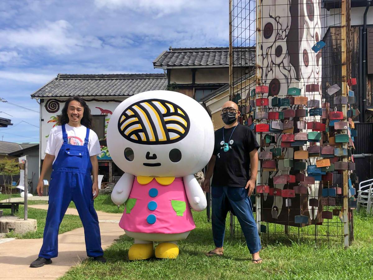 （左から）妖怪美術館代表の佐藤秀司さん、香川県のご当地キャラクター「うどん脳F（ふうチャン）」、妖怪美術館館長の柳生忠平さん（写真提供＝うどん脳事務局）