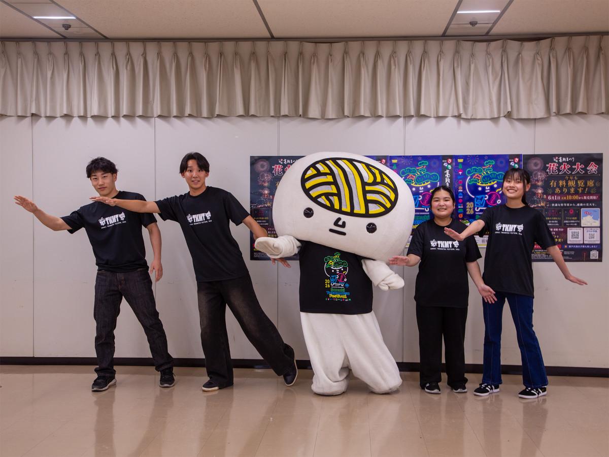 香川県のご当地キャラクター「うどん脳」と「さぬき高松まつり」をPRする学生ボランティア「ものっそ隊」メンバーら